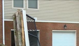 Studenți, la un pas de tragedie în SUA. Balconul pe care sărbătoreau finalul unui examen s-a prăbușit