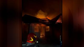 Incendiu devastator în Prahova. O casă a izbucnit în flăcări, vecinii au sunat imediat la 112