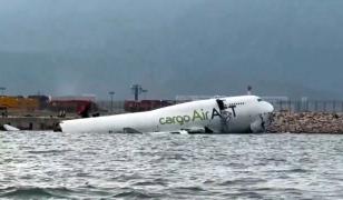 Accident pe aeroportul din Hong Kong. Un avion cargo a ieşit de pe pistă şi a căzut în mare. 2 oameni au murit