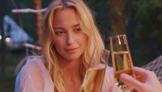 Nu mai cred în relații: Tinerii din România aleg dating-ul rapid sau iubiți virtuali