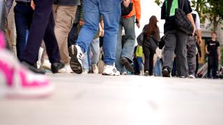 STUDIU: Românii cu cel mult 8 clase, convinşi că suntem controlaţi prin AI şi 5G