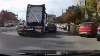 Accident bizar în Timişoara. Un cap tractor a târât zeci de metri o maşină, până la prima intersecţie