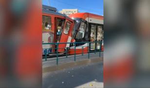 Tramvai scăpat de sub control în Arad, după ce vatmanul a coborât din el. A lovit alt tramvai și două mașini