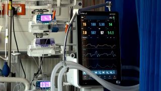 Pacientă moartă după ore fără îngrijire medicală. Fiica a cerut ajutor, dar doar o infirmieră a răspuns