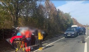 Ambulanță în misiune, lovită de o mașină care întorcea pe DN, în Hunedoara