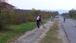 O comună cu 4.000 de oameni s-a apucat să facă piste de biciclete. Rezultatul, subiect de glume