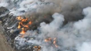 Depozit de deșeuri din Prahova, în flăcări de peste 24 de ore. Vântul puternic îngreunează intervenția