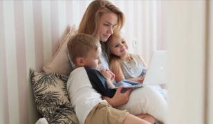 Cum îi învăţăm pe copii despre siguranţa online. 33% dintre părinţi se bazează pe discuţiile în familie