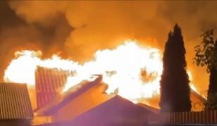 Trei case au fost făcute scrum la Oțelu Roșu. Incendiul ar fi fost provocat de o instalație electrică