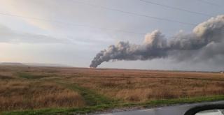 Incendiu uriaş la o fermă de porci din Iaşi. Flăcările, vizibile de la câţiva kilometri distanţă