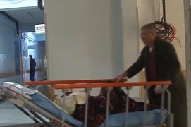 Caz revoltător la Ploieşti. Un bătrân operat la picior, în comă după ce a fost scăpat de pe targă