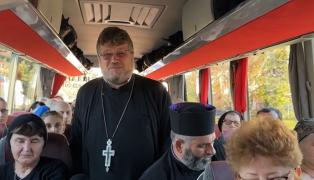 Mii de pelerini, aşteptaţi la Catedrala Naţională. Oamenii vin cu autocarele din toată ţara