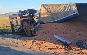 Accident grav în Tulcea. Şoferul unei maşini a intrat pe contrasens şi a lovit în plin un tractor