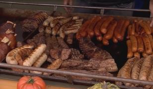 Oktoberfest ajunge pentru prima dată la București. Cât costă porțiile de cârnați, mici și bere