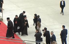 Momentul în care fiul lui Nicuşor Dan "fuge" de lângă preşedinte. Copilul voia să fotografieze Catedrala