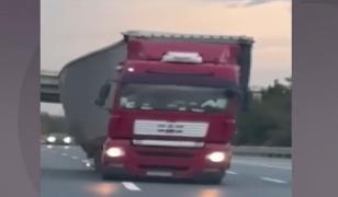 Un român a condus un TIR în zig-zag până i s-a răsturnat încărcătura, pe o autostradă din Turcia