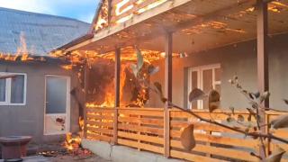 Incendiu puternic în Vaslui. Casă mistuită de flăcări, din cauza unui scurtcircuit electric