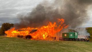 Incendiu devastator în Băicoi. O persoană a fost găsită carbonizată, flăcările au cuprins o casă şi o rulotă