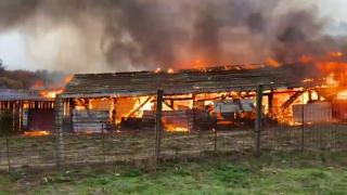 Bărbatul găsit carbonizat în incendiul din Băicoi uitase o ţigară aprinsă. Fratele e în  spital