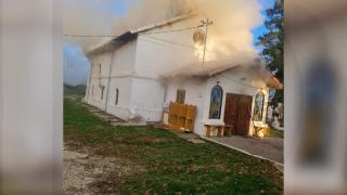 Incendiu la o biserică din Prahova. Focul a distrus peste 200 de metri pătraţi din acoperişul bisericii
