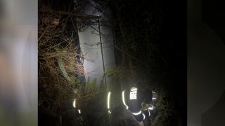 La un pas de tragedie. Un bărbat a scăpat ca prin minune după ce a căzut cu maşina într-o râpă de 20 de metri