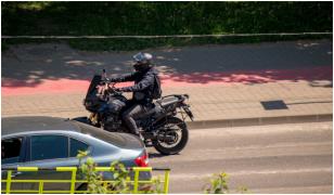 Reguli noi pentru motociclişti: pot circula pe benzile de autobuz şi se pot strecura printre maşini