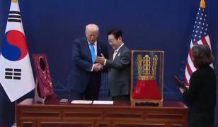 Trump, răsfăţat cu preparate şi cadouri de Coreea de Sud. A promis că va "rezolva" problema Coreei de Nord