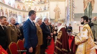 Revoltă la Catedrala Naţională. Ministrul Apărării şi generalii au sărit coada pentru slujbă separată