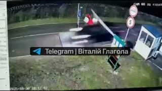 Momentul în care un ucrainean mobilizat în armată fuge cu o Toyota în Ungaria: A spart bariera la graniţă