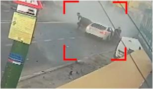 Momentul în care un poliţist, băut la volan, face zob două maşini parcate în Constanţa. Se întorcea de la club