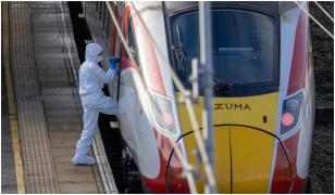 "Era plin de sânge". Martorii descriu scenele de groază din trenul unde 10 pasageri au fost înjunghiați, în UK