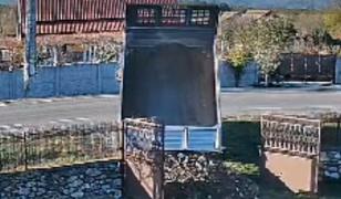 Conflict între vecini în Gorj: un bărbat a vărsat o remorcă de nisip în faţa curţii rivalului