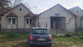 Angajaţii unui centru pentru persoane cu dizabilităţi, filmaţi cum bat cu nuiaua un pacient