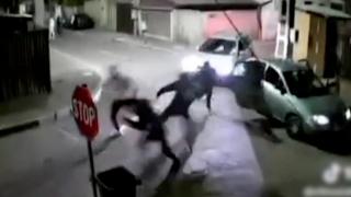 Momentul în care un tânăr este fugărit și lovit cu toporul pe o stradă din Brăila