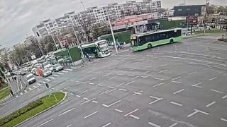 Imagini exclusive cu accidentul dintre autobuzul STB şi tramvai. Şapte persoane rănite