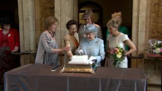 Hainele purtate de Regina Elisabeta a II-a, expuse la Londra în anul în care ar fi împlinit 100 de ani