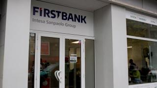 Probleme pentru clienţi după fuziunea First Bank - Intesa Sanpaolo. Au rămas fără acces la bani