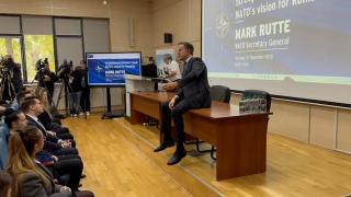 Reacţia lui Rutte, întrebat de un student român dacă NATO va înlocui trupele SUA retrase din România