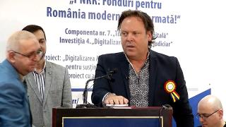 Charlie Ottley a devenit cetăţean român. A venit la jurământ îmbrăcat în ie, cu tricolor la rever