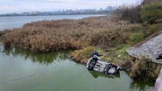 ANIMAŢIE. Şase morţi, după ce un român a fugit cu maşina de poliţie şi a ajuns în lac