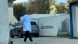 Un pacient ar fi paralizat de la bacteriile din spital. Medici, filmaţi cum ies în uniformă în stradă