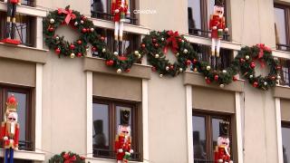 Oraşul în care decoraţiunile de Crăciun te urmăresc de la fiecare fereastră din centru