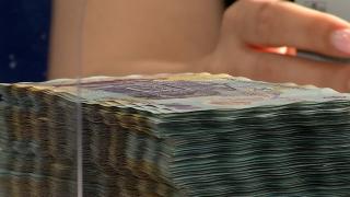 Furt ca-n filme la Iași. A dezarmat codul de acces al băncii și a plecat cu două casete pline cu bani