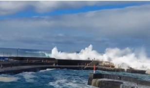 Momentul în care valurile uriaşe spulberă o faleză şi aruncă în apă 10 turişti, în Tenerife. O femeie a murit