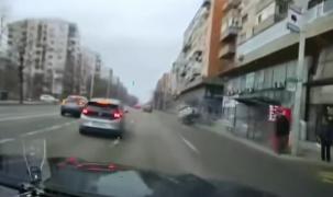 Momentul în care o şoferiţă din Iaşi se dă peste cap cu maşina, după o neatenţie în trafic