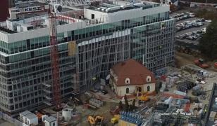 Inovaţie urbanistică la Cluj. O clădire a fost proiectată pentru a "îmbrăţişa" clădirea de lângă