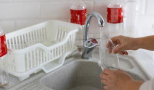 Cât de periculoase pot fi sticlele de apă reutilizabile care nu sunt spălate. Riscurile pentru sănătate