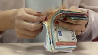 Cum a fost prinsă contabila care fura din banii profesorilor. Averea, de negăsit