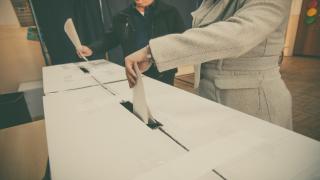 AUR, pe primul loc în preferinţele românilor de până la 59 de ani. Cum votează în funcţie de vârstă