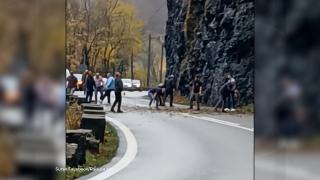Bucăți de stânci au căzut pe DN7 chiar în fața mașinilor. Șoferii își fac singuri loc pe Valea Oltului